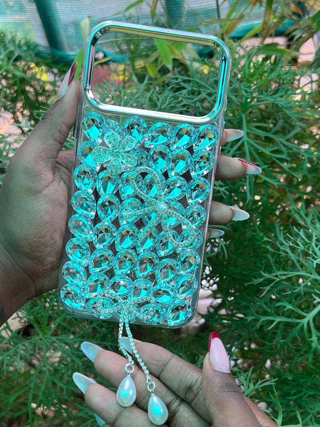 Crystal Bow Luxe Case – iPhone 17 Pro Max (Silver Diamond with Pearl Bow)